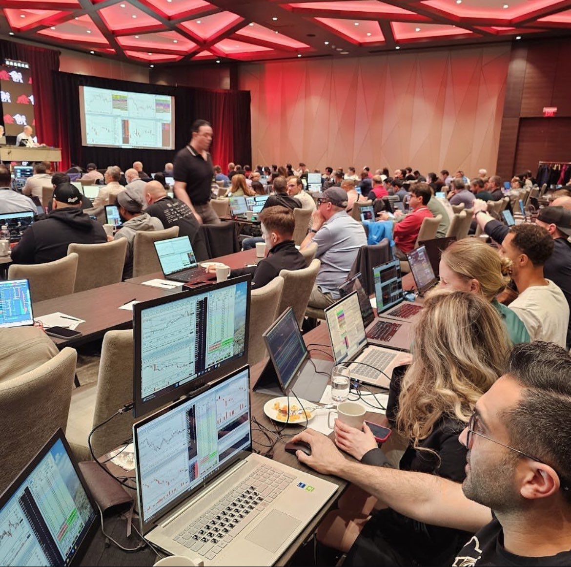 fred_primee's tweet photo. Another day with lot more people attending our forex classes…
If you will like to attend our next event and learn how to successfully trade and earn profits in the forex market, send a DM to reserve a seat !

Visit https://t.co/1niDrNLpF5 for more info https://t.co/FBqkb3uKis
