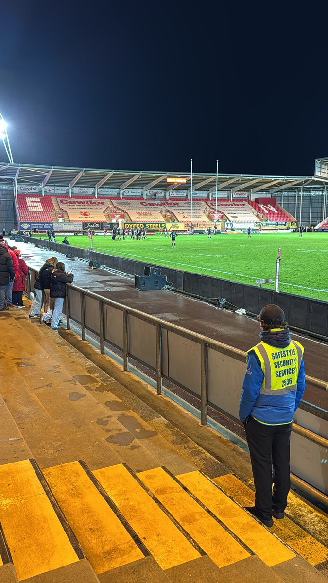 Cold one! But we’re playing well bois Bach 👏🏻 <a href="/scarlets_rugby/">Scarlets Rugby</a>