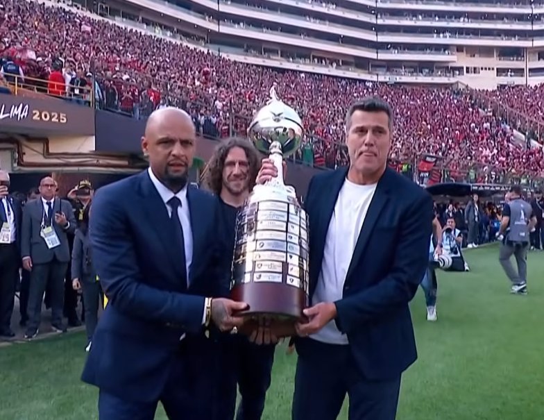 Dois garotos do ninho trazendo a libertadores
