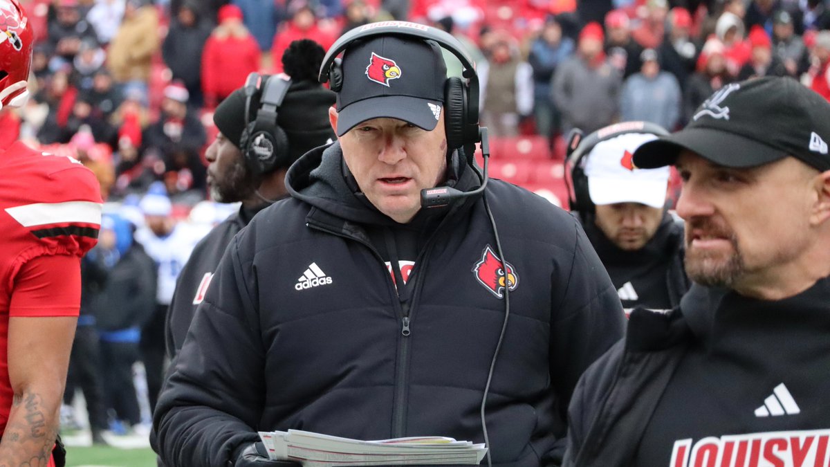 jdemling's tweet photo. Louisville has outscored Kentucky 82-14 in the last two meetings, and this one, with a roster that was depleted by injuries.

Let's just call it the Brohmonwealth of Kentucky! https://t.co/xFMbng6typ