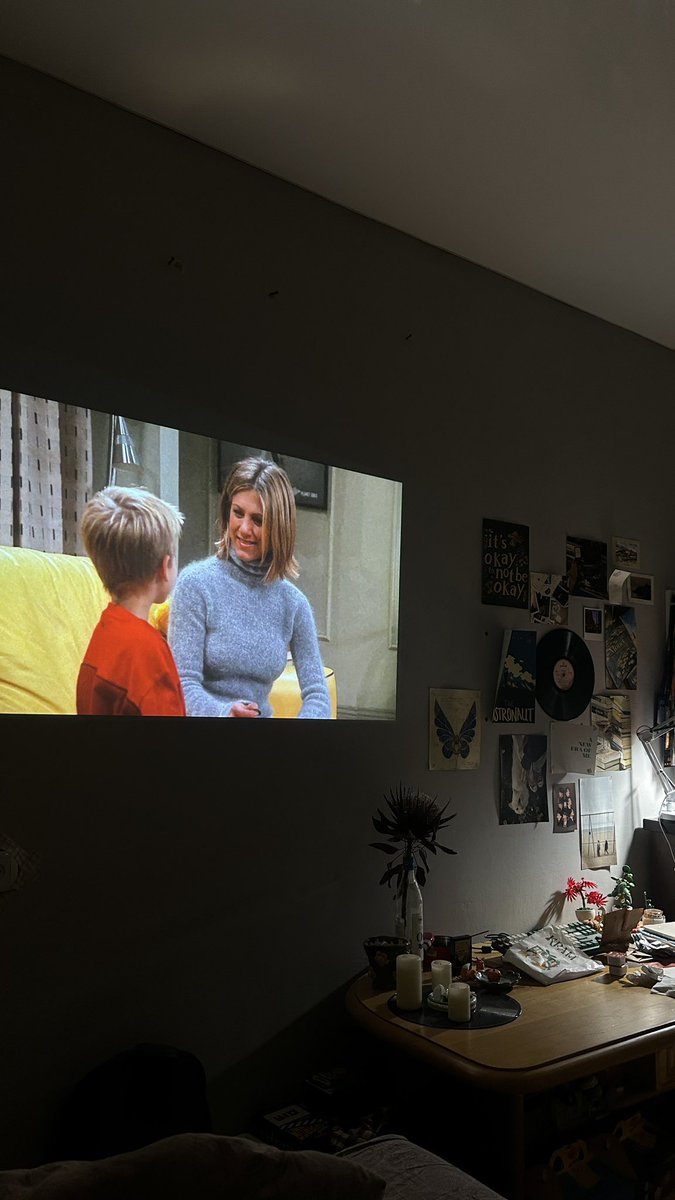 _kim_mi_yong's tweet image. так. ми жертви маркетингу. але які щасливі їсти френдс хеппіміл, і дивитися френдс на проекторі☺️☺️