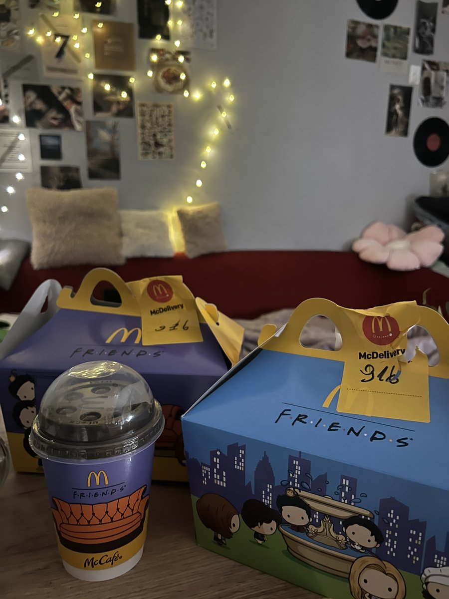 _kim_mi_yong's tweet image. так. ми жертви маркетингу. але які щасливі їсти френдс хеппіміл, і дивитися френдс на проекторі☺️☺️