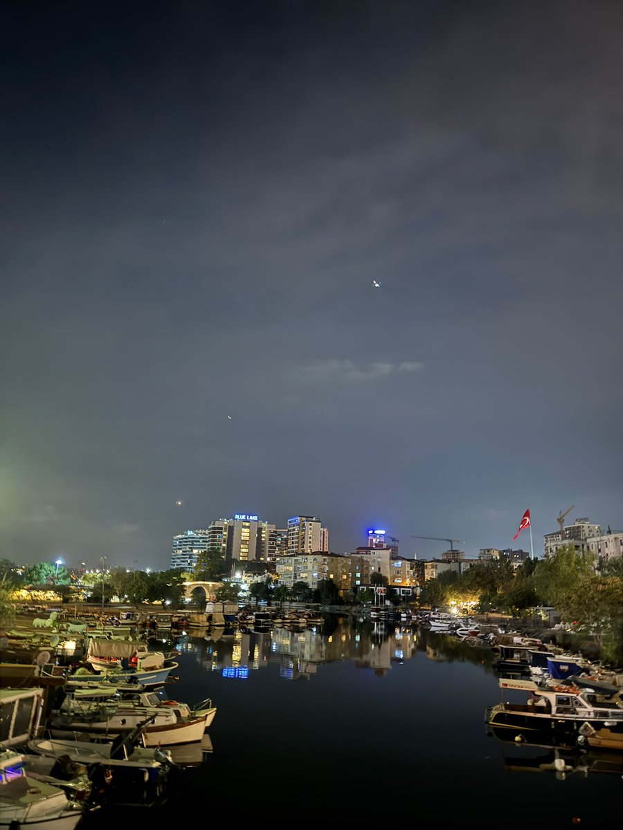 Dünya en çok kalbi yoruyor, bedeni değil... 
#GeceyeBirNot