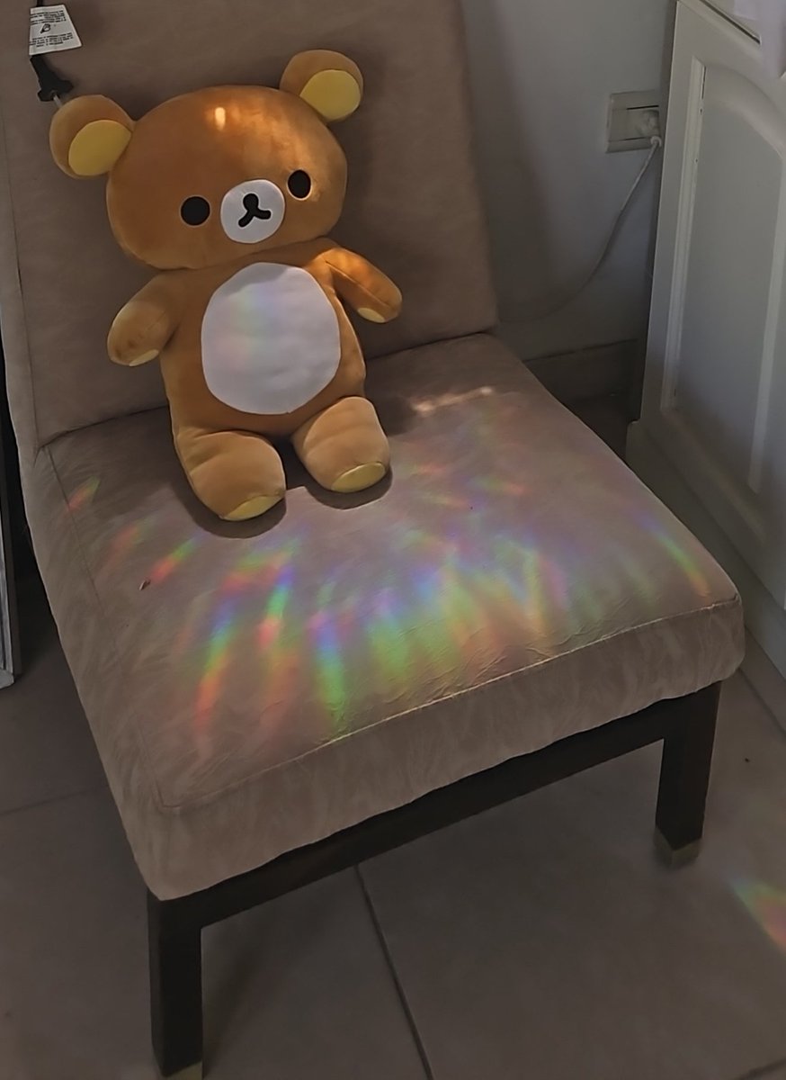 Hayochiin's tweet photo. -Procedo a poner un vinilo arcoiris en mi pieza 
-Se nubla todos los dias en el horario en que pega el sol 🫠
(Esto es lo máximo que le dio hoy 🥺) https://t.co/3A5MPhq3BJ