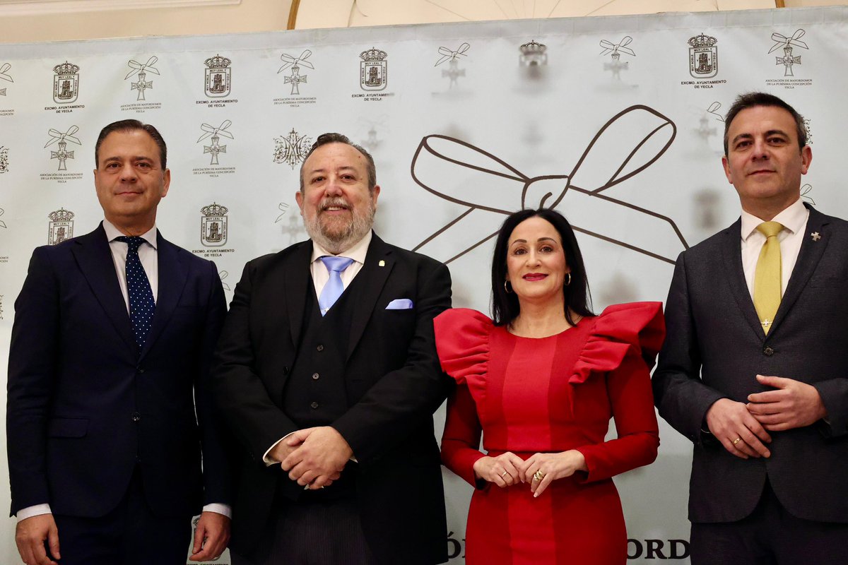 remedios_lajara's tweet photo. Magnífico pregón de Juan Antonio de Heras y Tudela en el Teatro Concha Segura.

Un mensaje sentido, cercano y lleno de orgullo por Yecla que abre de manera brillante nuestras Fiestas Patronales.

Gracias por poner a nuestra ciudad y a la Virgen en el corazón de tus palabras. https://t.co/tgKywxgKSC