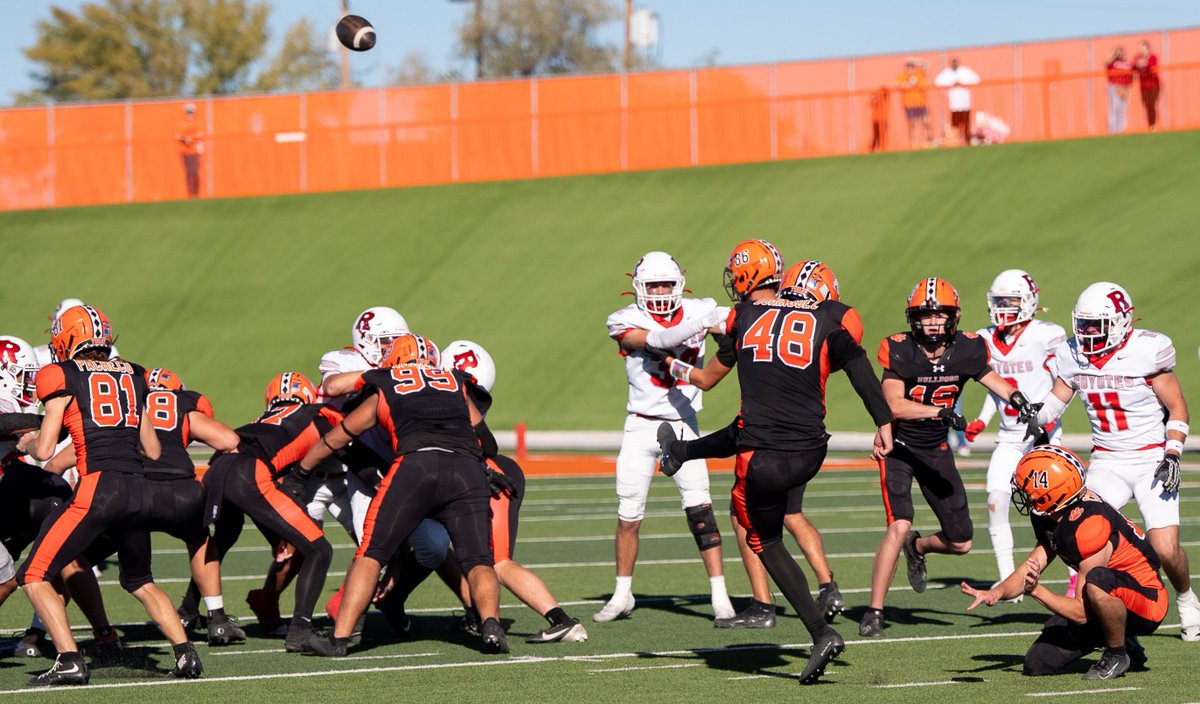 Corbyn Dominguez comes through for the Bulldogs with a huge 48-yard field goal in the final second of the first half.

📸 Artesia Bulldog Paw Prints