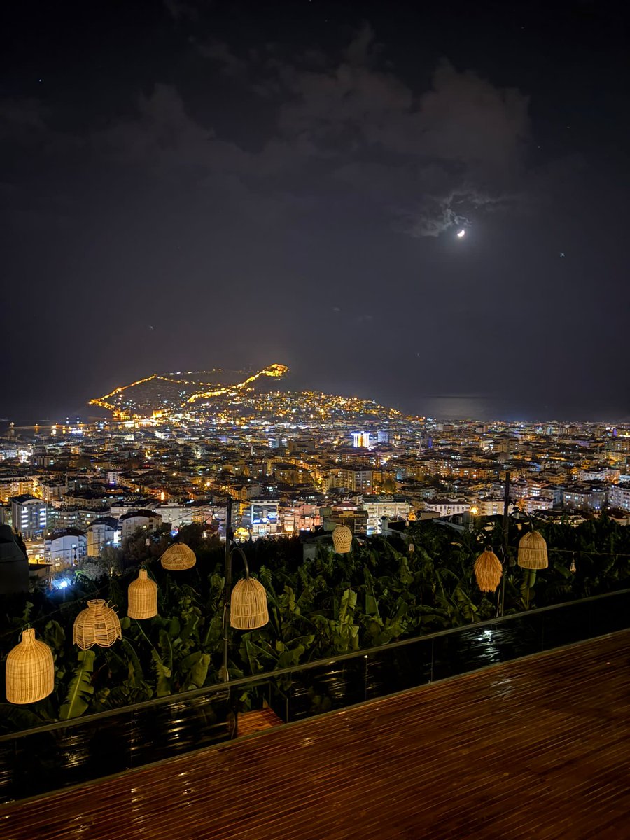 Ne günler geçti ne geceler.
Çok bekledik, gelmedi o neşeli, mutlu günler..  S. Güneş
#GeceyeBirSöz