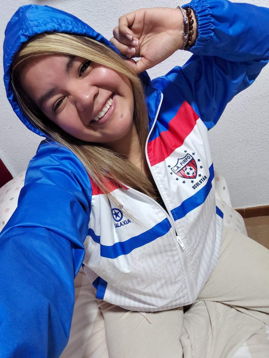 karina_flor3s's tweet image. Hoy estoy lejos del estadio, pero cerquita de tus colores ❤️🤍💙.

Los llevo conmigo, siempre presentes, en cada grito y cada gol.

Desde donde esté, siempre apoyaré #Firpo

#OrgulloFirpo #Semifinales #ModoFan #UnaFirpenseEnMadrid