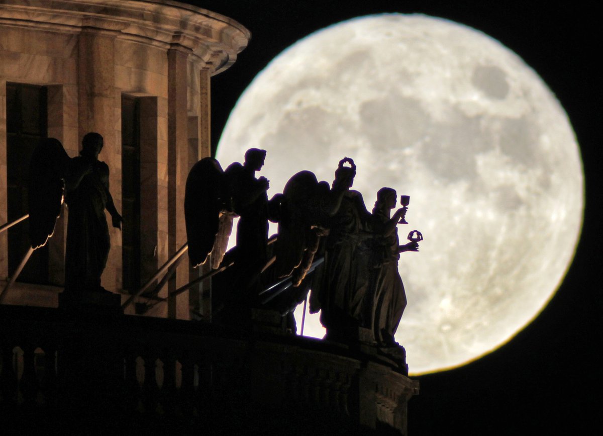 solisolsoli's tweet image. Sculptures at St. Isaak’s Cathedral, Russia, by Dmitry Lovetsky
