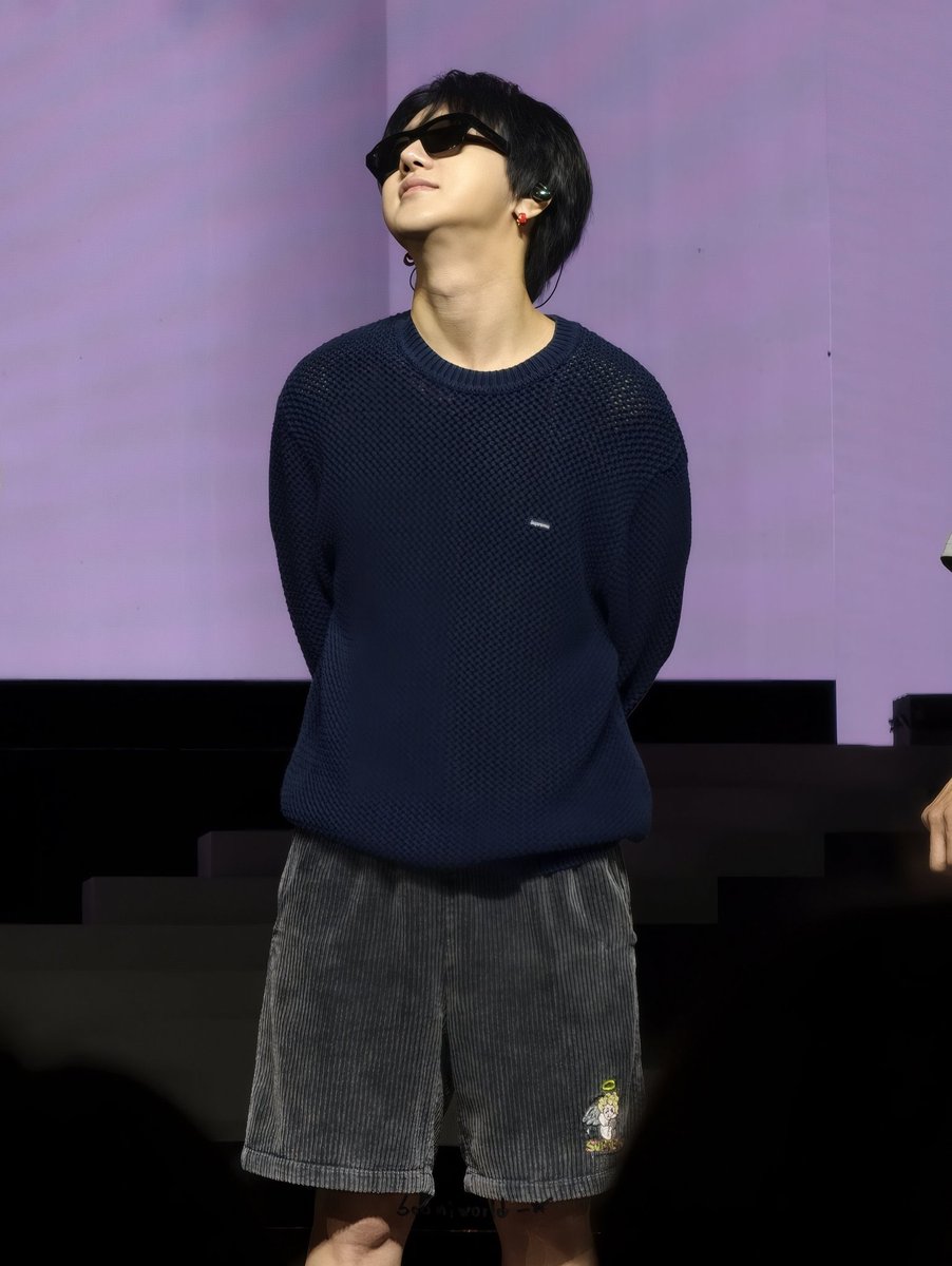 lurkerkc's tweet image. WHY SO HOT KIM YESUNG SIR!! 😭💘💓🔥❤️‍🔥 why you never wore this at soundcheck for us yebbles at your solocons 😭💔 next year ok? the hair the earrings the shades this whole casual fit pls @shfly3424 #예성 #yesung #イェソン

cr. soomiworld
