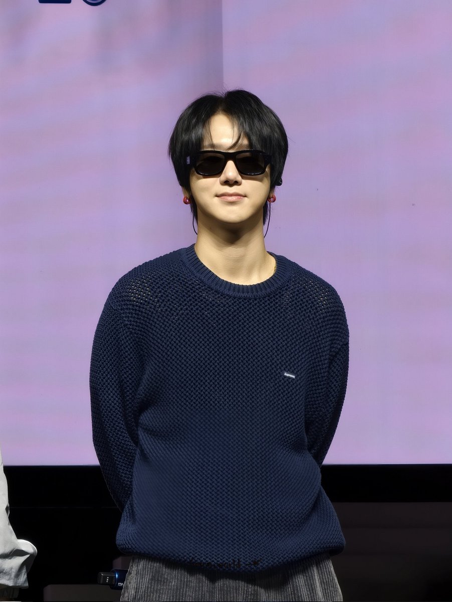 lurkerkc's tweet image. WHY SO HOT KIM YESUNG SIR!! 😭💘💓🔥❤️‍🔥 why you never wore this at soundcheck for us yebbles at your solocons 😭💔 next year ok? the hair the earrings the shades this whole casual fit pls @shfly3424 #예성 #yesung #イェソン

cr. soomiworld