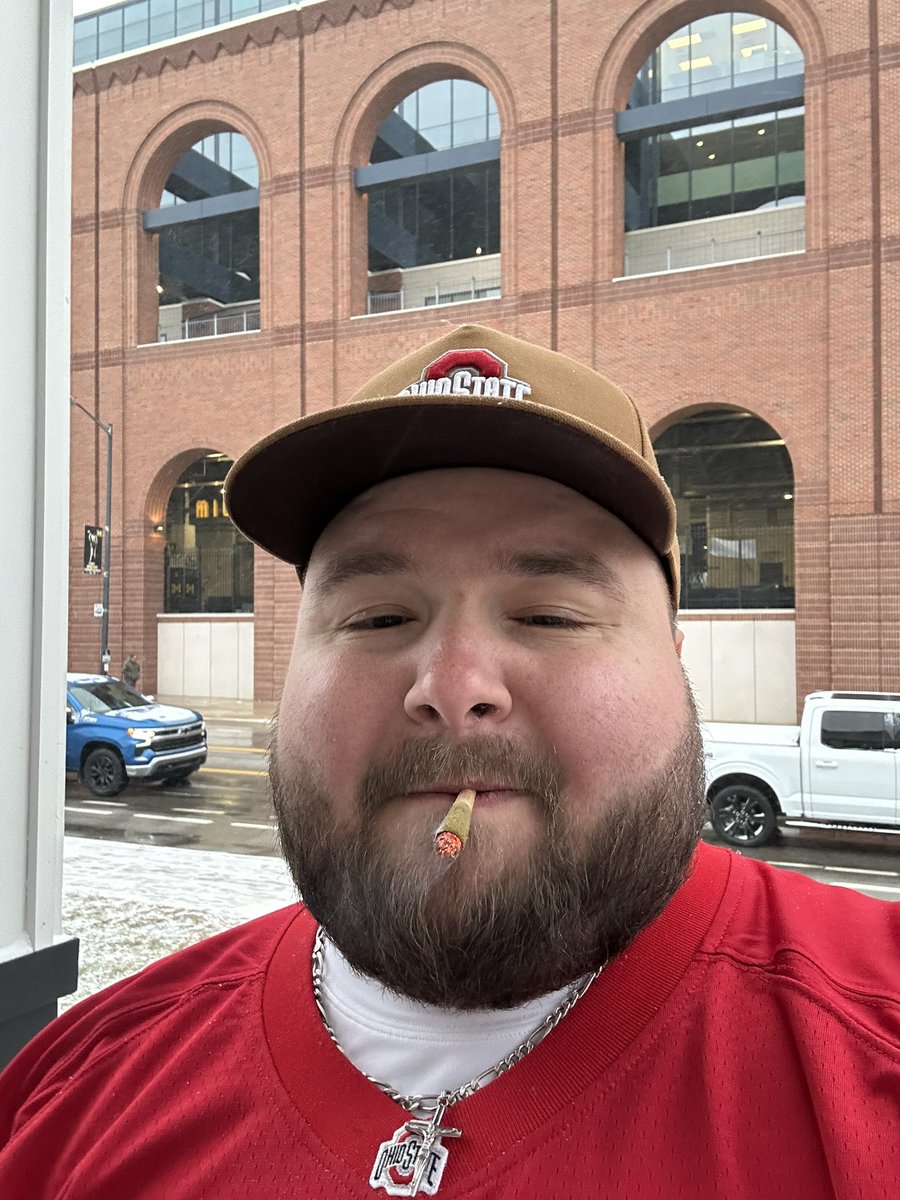 DoubleVodkaDon's tweet image. Smoking on that Michigan Wolverine pack this shit is STANKY!