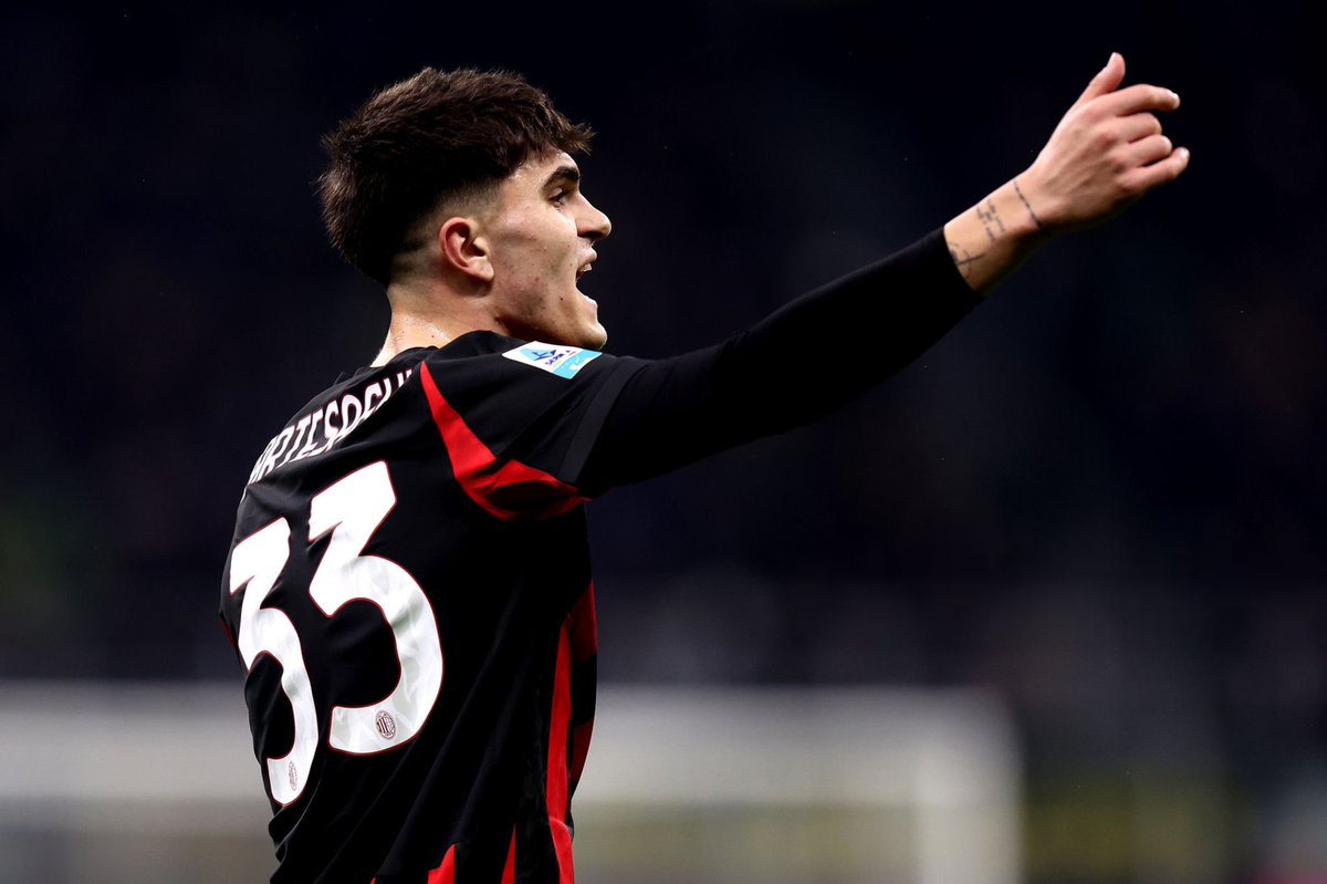 اقسم بالله الي جالس يقدمه شي تاريخي .. 

بينسيكم ثيو و استوبنيان .. بارتيساغي رهاني من بدايه الموسم بأنه بيتطور مع اليغري وهذا الي حصل اخر مباراتين