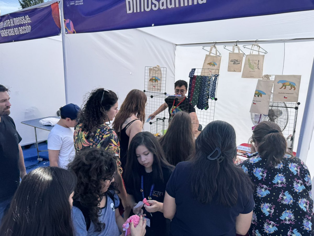 JuanEscrig's tweet photo. Un enorme agradecimiento a todas y todos quienes hicieron posible el IV Festival de Ciencia. Ver el campus lleno de niñas, niños y familias nos recuerda el hermoso desafío que tenemos: abrir aún más nuestras puertas y ser una Usach más humana, cercana y conectada con la sociedad. https://t.co/MzV3U0uUJQ