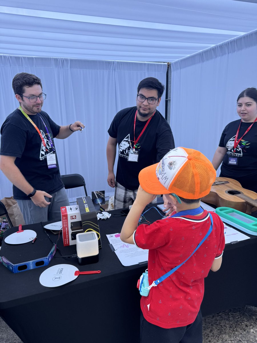 JuanEscrig's tweet photo. Un enorme agradecimiento a todas y todos quienes hicieron posible el IV Festival de Ciencia. Ver el campus lleno de niñas, niños y familias nos recuerda el hermoso desafío que tenemos: abrir aún más nuestras puertas y ser una Usach más humana, cercana y conectada con la sociedad. https://t.co/MzV3U0uUJQ