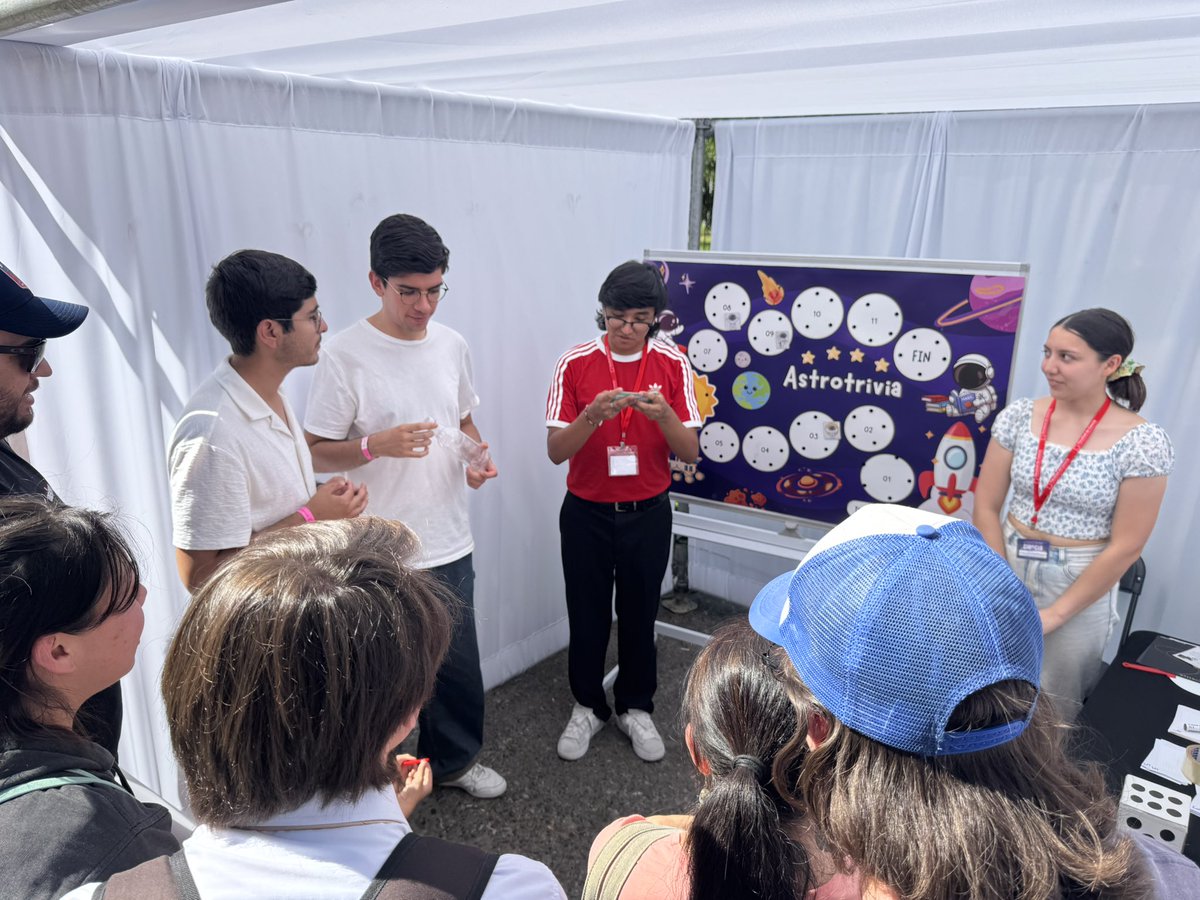 JuanEscrig's tweet photo. Un enorme agradecimiento a todas y todos quienes hicieron posible el IV Festival de Ciencia. Ver el campus lleno de niñas, niños y familias nos recuerda el hermoso desafío que tenemos: abrir aún más nuestras puertas y ser una Usach más humana, cercana y conectada con la sociedad. https://t.co/MzV3U0uUJQ