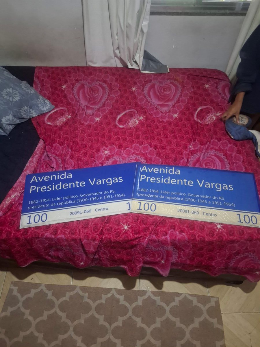 Jiiovane's tweet photo. Mais um colheita feita com sucesso, hoje eu trouxe essas 2 placas perto da praça 🍓🍇

#cleptotwtrj https://t.co/QhdWemVXkL