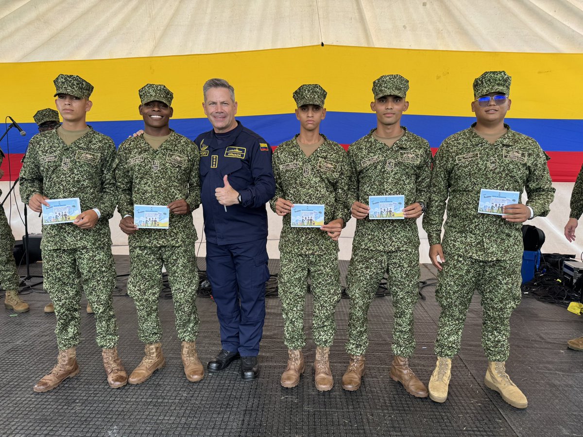 COMANDANTE_ARC's tweet photo. El Correo de la Gratitud del @mindefensa llegó a Tumaco para alegrar en esta temporada decembrina, a los hombres y mujeres, de las @FuerzasMilCol y @PoliciaColombia, que protegen el pacífico colombiano.  📧💙

Desde la Brigada de Infantería de Marina No. 4, junto al Contralmirante Camilo Gutiérrez, Comandante @FNP_ArmadaCol acompañamos a los 2.000 tripulantes que integran nuestra institución naval en esta región del país, en una actividad recreativa y almuerzo de compañeros, ratificando el compromiso por el bienestar y la moral. 

Protegemos el azul de la bandera. 🇨🇴🤝🏼