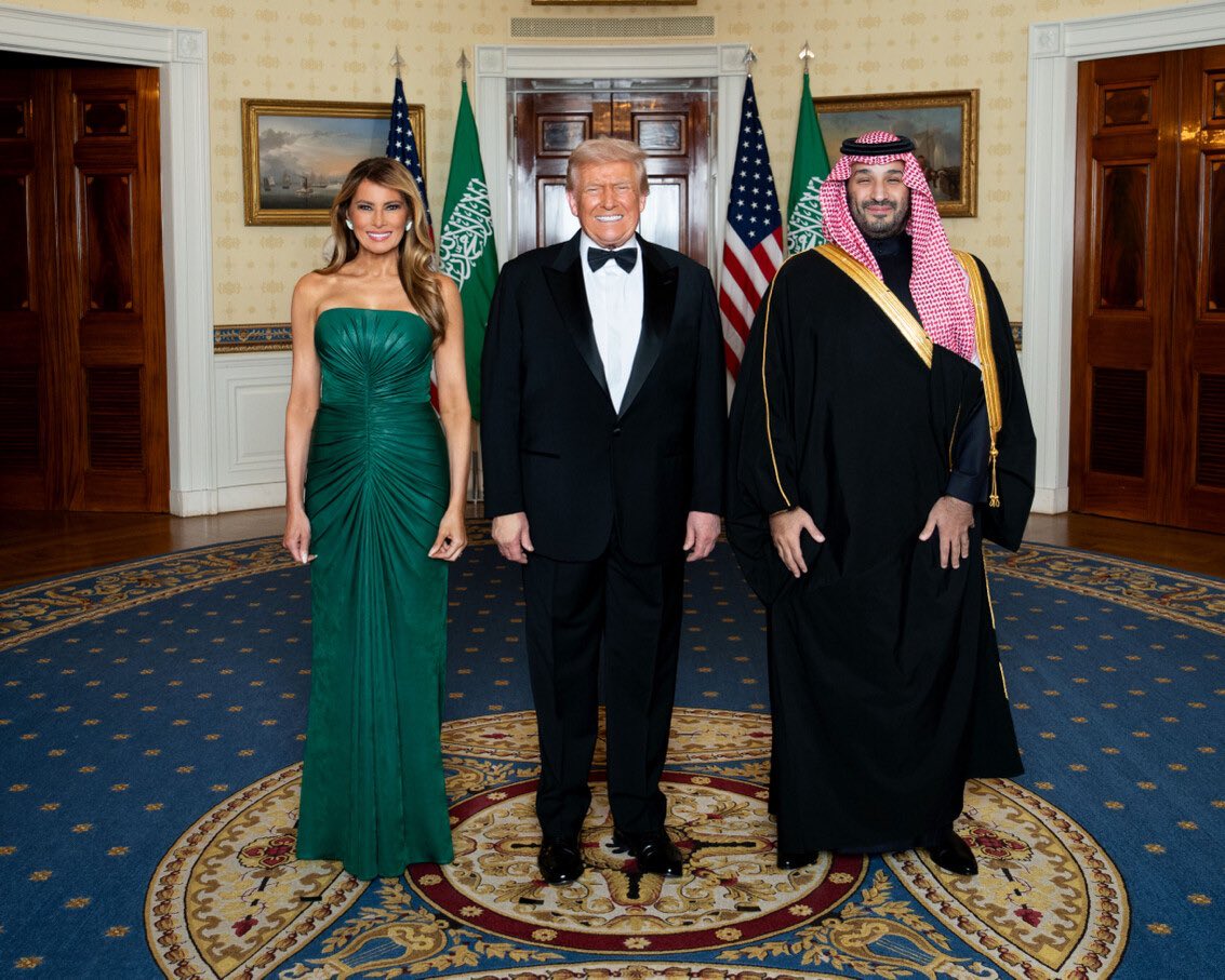 SaudiNews50's tweet image. الرئيس ترمب يشارك قبل قليل صورة جمعته بولي العهد في البيت الأبيض خلال زيارته الأخيرة ، ويعلّق:

&quot;كان من الرائع أن أكون معه، إنه يقدّم إنجازات عظيمة لبلاده&quot;.

-