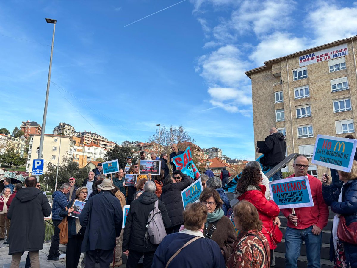 Hoy en la calle hemos dicho NO a la instalación de un McDonald’s en el Mercado municipal de Puertochico.
❤️ Muchas gracias a las numerosas personas que han asistido a la manifestación. 💪 La fuerza de los barrios está en su gente.