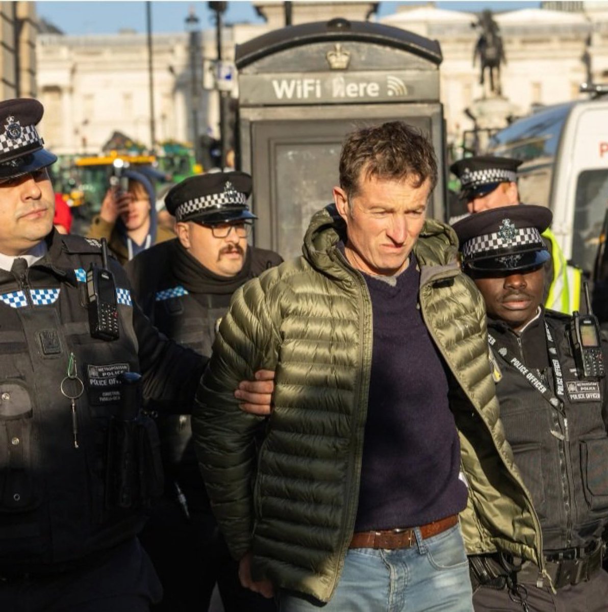 ArchRose90's tweet image. So hang on, last Wednesday the Met Police didn’t allow British farmers to bring their tractors because it could “result in serious disruption”.

However, they have no issue with Palestine protesters disrupting central London. Including setting off fireworks.

Two-tier policing.