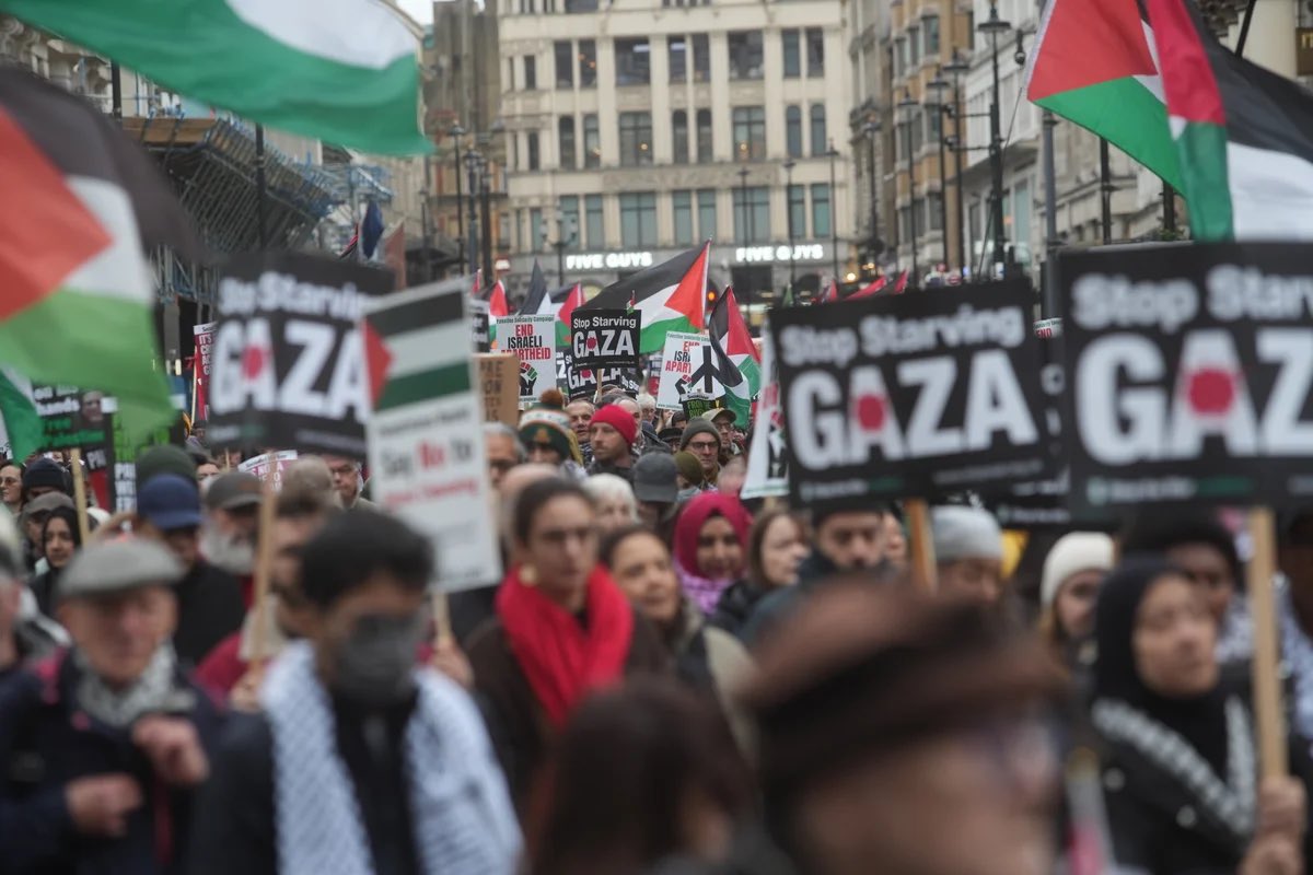 ArchRose90's tweet image. So hang on, last Wednesday the Met Police didn’t allow British farmers to bring their tractors because it could “result in serious disruption”.

However, they have no issue with Palestine protesters disrupting central London. Including setting off fireworks.

Two-tier policing.