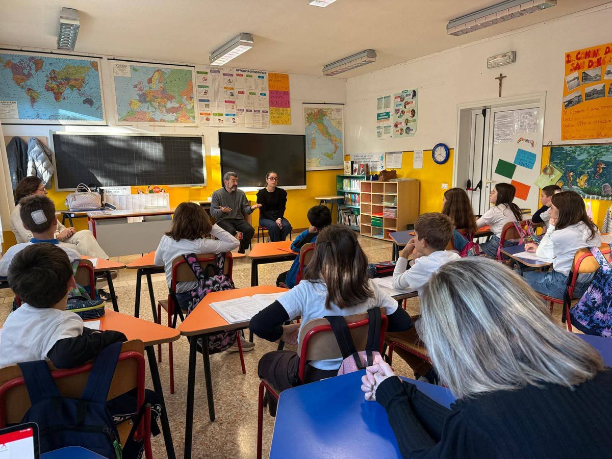 Teso_Sindaco's tweet photo. Impariamo l'educazione civica, con il sindaco e l'assessore alla pubblica istruzione. 
Grazie alle insegnanti della scuola primaria XIII Martiri per questa bellissima esperienza. https://t.co/o7EDxMfXfQ