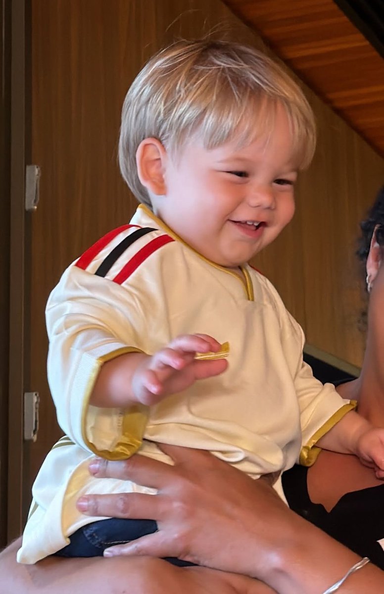 musevirgy's tweet image. surreal o tanto que esse menino é bonito 😍