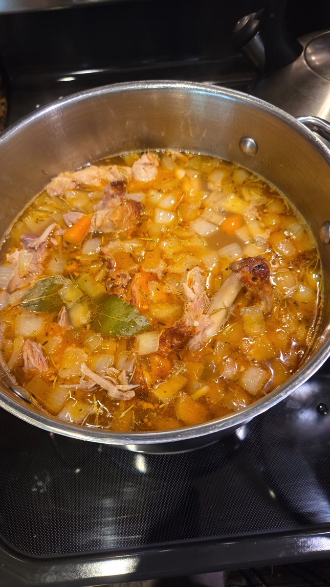 MHPoison1's tweet photo. Turkey carcass soup broth 😋 https://t.co/eIHgwh0BjL