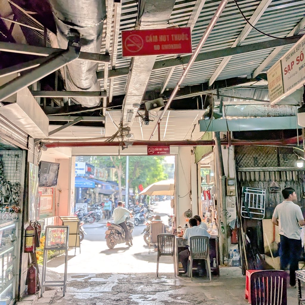 monomi_yusan's tweet image. the local marketplace #WeekendVibes #localtips #saturdaymorning #retrospecter #nostalgia #cho #saigon #Vietnam