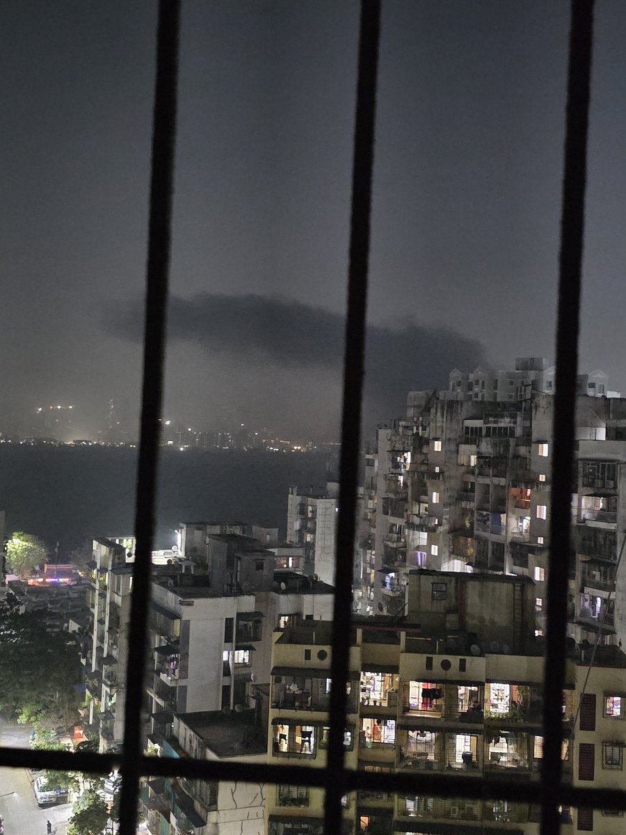 deepaks2581's tweet photo. @PanvelCorp this is a very well observed pattern now. Garbage burnt  in the mangrooves near Kalamboli taloja link road adding smoke to already polluted air in the area. Also appears it's a systematic way to clear mangrooves for land parcel. Sad. https://t.co/VR5HiJv8NA