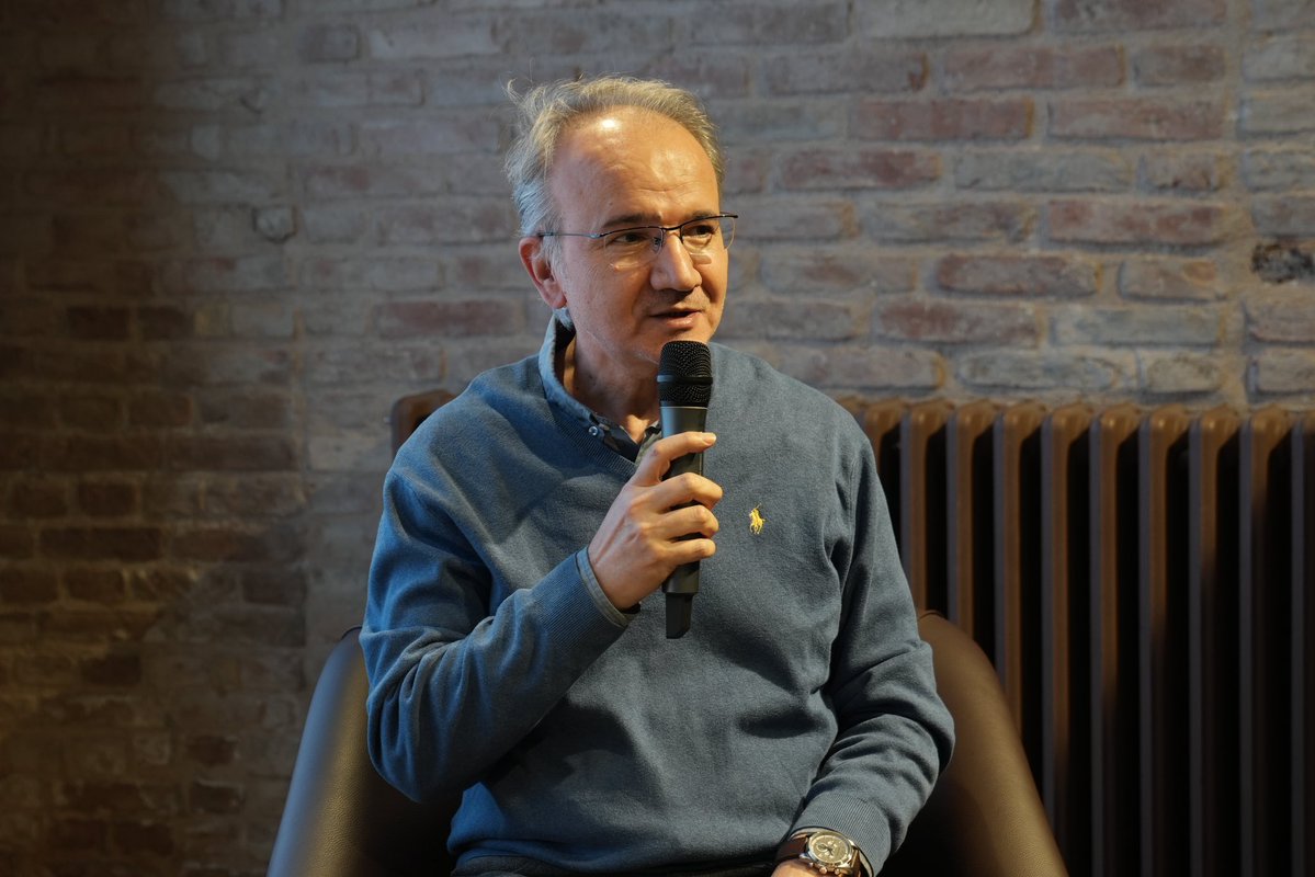 Dârülmülk Kültür Söyleşileri’nde bugün, dünya edebiyatında özgün bir yer edinen Oğuz Atay’ın düşünce dünyasını değerlendirdik.
Konuşmacı hocalarımıza ve katılımcılarımıza teşekkür ederiz.

#DepoNo4 #DarülmülkKültürSöyleşileri #OğuzAtay