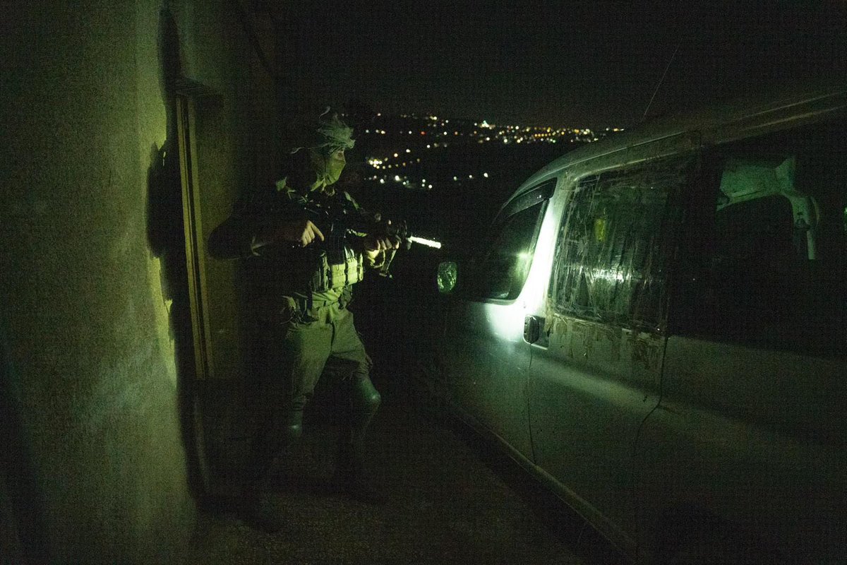 פשיטות חשאיות ומעצרים ממוקדים: תיעודים ראשונים מפעילות לוחמי הקומנדו במבצע ״חמש אבנים״

לכל הפרטים והתיעודים 👈 idf.il/317717