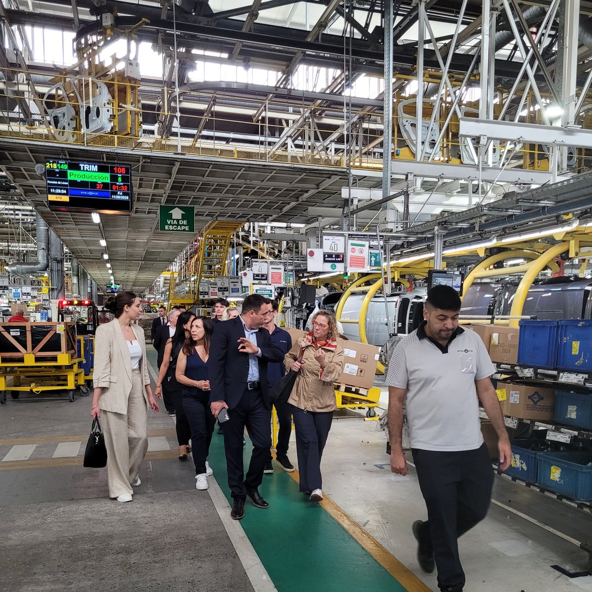 Acompañamos al Embajador de la Unión Europea en Argentina, <a href="/erikhoeeg/">Erik Høeg</a>, en su visita a empresas emblemáticas de #Córdoba. 🇪🇺 La primera parada fue el Polo Industrial #Stellantis, un nodo vital en la producción automotriz de Argentina y América del Sur. 🚗🌎