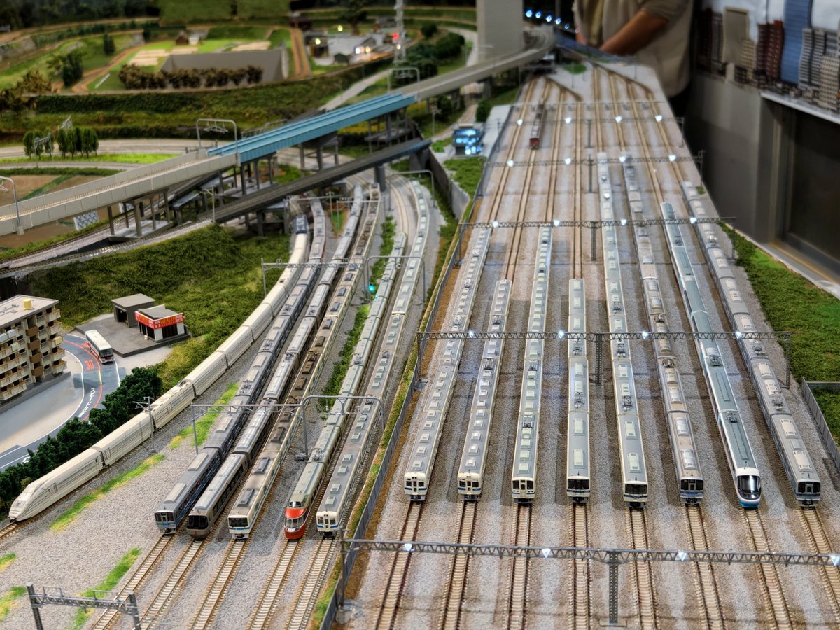 ktyk702004's tweet image. せの鉄さん主催の小田急運転会に参加してきました！

拙作からは徹夜で全塗装した30000形EXEと、こちらも全塗装した営団06系を持参
サポート幕にSマーク、どちらも懐かしいです😄

3,4枚目はいろいろな並び
皆さま力作揃いでした！！

#KYOの駅