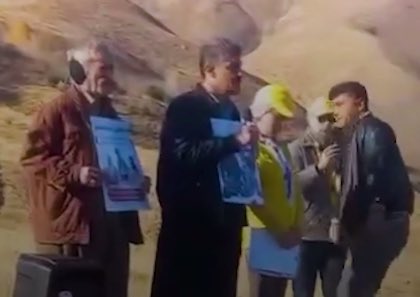 À Sanandaj, le 7 décembre 2025, des militants écologistes kurdes et les familles des martyrs Hamid Moradi, Khabat Amini et Chiako Yousefinejad ont honoré leur mémoire par une cérémonie de plantation d’arbres et de recueillement.

Sous le slogan : "Pour la mémoire de ceux qui ont