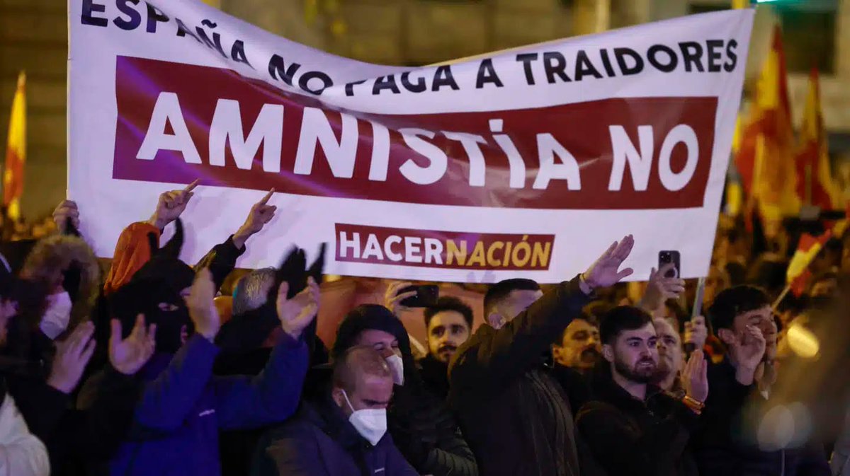 El grupo neonazi Hacer Nación se ha disuelto y han eliminado todas sus redes sociales y webs. Su líder ultraderechista Mario Martos ha sido fichado por VOX y ya ha conseguido su paguita pública. Las puertas giratorias del fascismo.