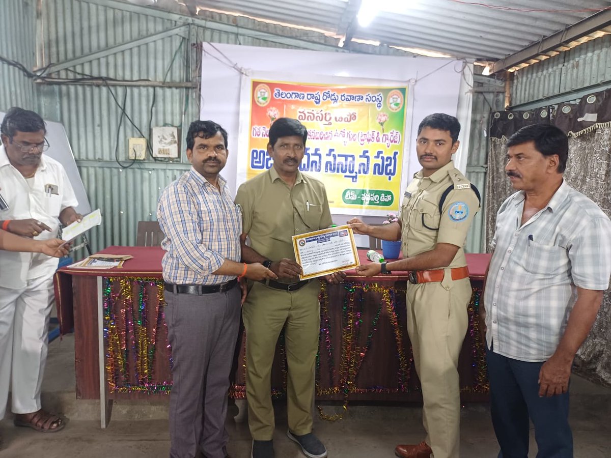dm_wnp_tsrtc's tweet image. Good afternoon sir, today organised Rewards and Recognition function at WNPT depot by inviting Sri T Saidulu Amvi /wnpt as chief guest and  appreciated the best employees of oct&apos;25 and in the presence of all employees pl_ DM/wnpt