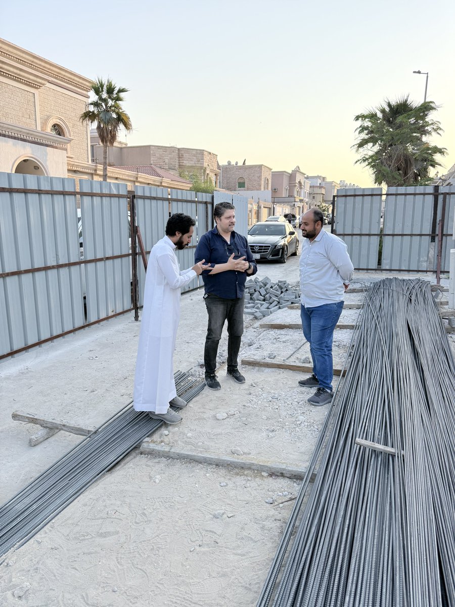 بداية كل مشروع عظم:- احرص على عمل لقاء بالمكتب مع المخططات و بالموقع للتعارف، مع مهندس التكييف، مع مهندس الميكانيكا ونتفق على ملاحظات ثم نرفعها للمشرف الهندسي. 

اكثر الملاحظات شيوعا: التاريض - منسوب البيت - منسوب درج الرصيف - التكييف و تسليح الاسقف - مقترحات المقاول على المخطط.