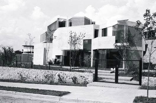 TRES60Blog's tweet image. Residencia Waldo Perseu Pereira, São Paulo, Brazil. Obra del arquitecto Joaquim Guedes proyectada en 1969.

Fotos de José Moscardi.

#ResidenciaWaldoPerseuPereira #JoaquimGuedes #JoseMoscardi #arquitectura #arquitecturamoderna