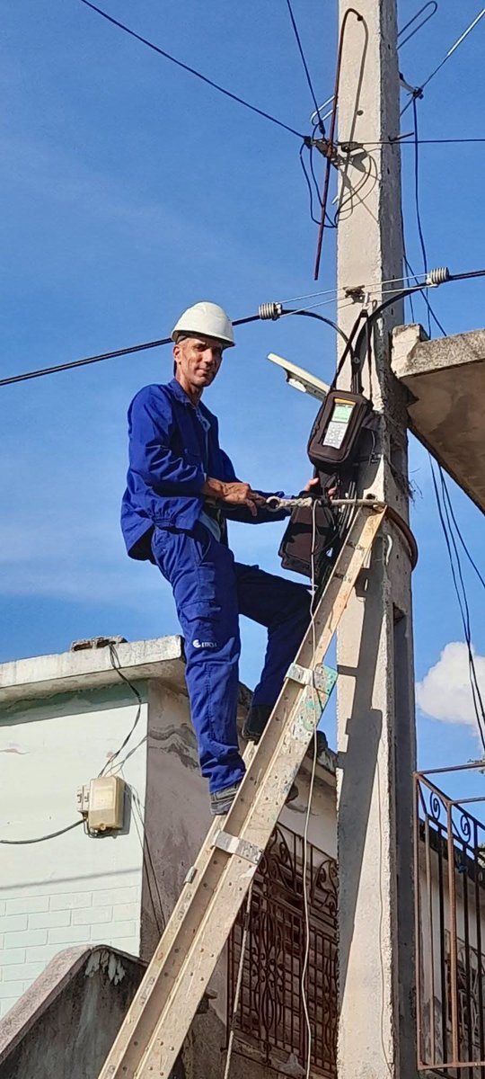 Hasta la ciudad de los parques, Holguin, llegaron dos 💙 💙 camagueyanos de <a href="/ETECSA_Cuba/">ETECSA</a> a dar su ayuda solidaria en la solución de interrupciones del servicio telefónico en la red de cables. #EtecsaConCuba #EtecsaTeAcompaña #ValoresQueNosUnen