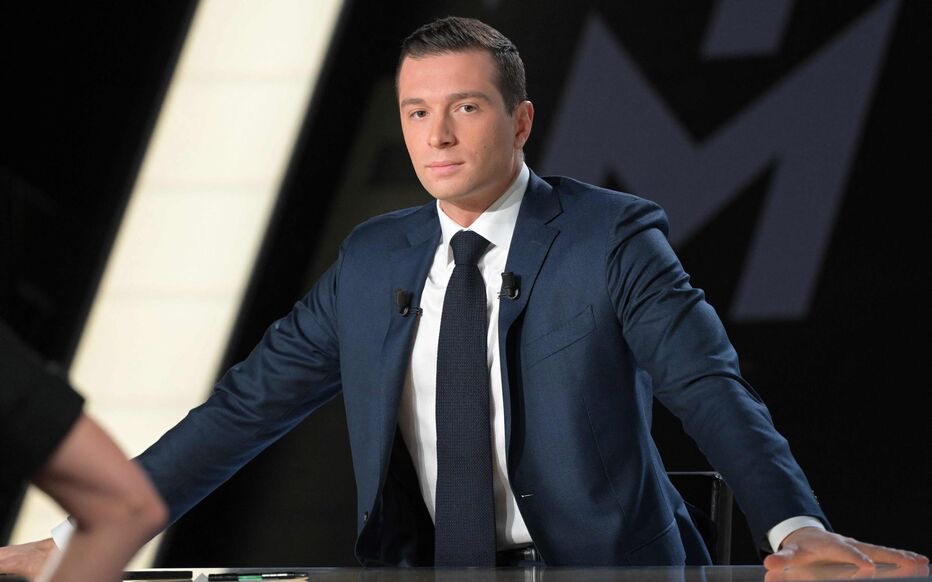 CerfiaFR's tweet image. 🚨🇫🇷 SUIVI | Jordan Bardella a reçu un jet d’œuf sur la tête.