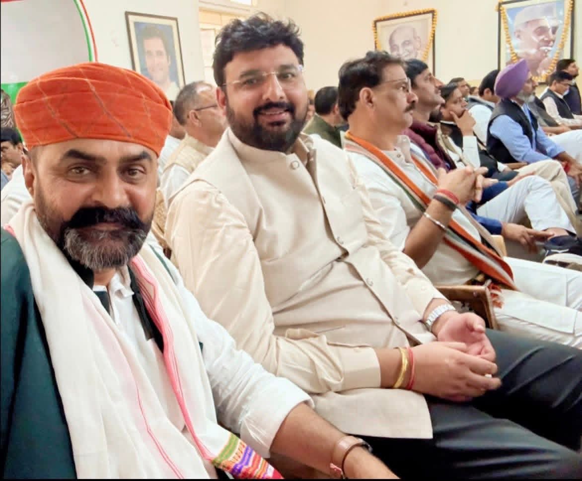 SiddhuVijender's tweet image. अखिल भारतीय कांग्रेस कमेटी के आह्वान पर आगामी 14 दिसंबर को नई दिल्ली में आयोजित “वोट चोर - गद्दी छोड़” महारैली को सफल बनाने के लिए आज राजस्थान प्रदेश कांग्रेस कमेटी मुख्यालय, जयपुर में प्रदेश अध्यक्ष गोविंद सिंह डोटासरा जी की अध्यक्षता में हुई महत्वपूर्ण बैठक में भाग लिया।

बैठक…