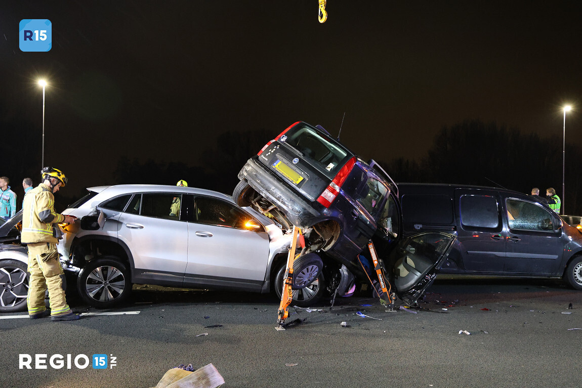 Meerdere gewonden en A4 afgesloten na aanrijdingen