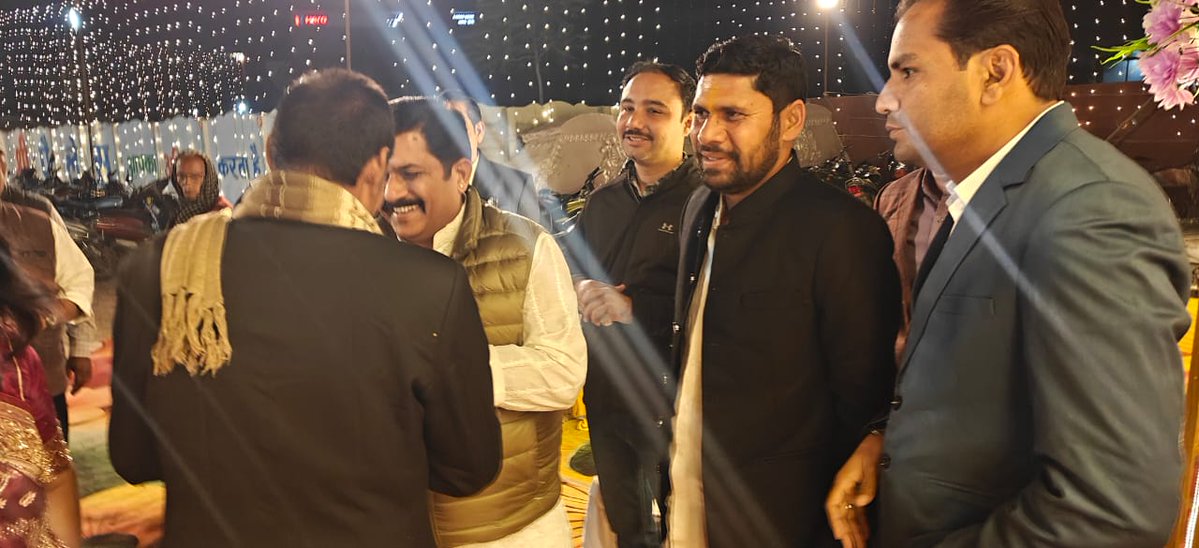 DrKPSinghYadav's tweet image. अशोकनगर के राजश्री गार्डन में श्री वीरेंद्र सिंह यादव शिक्षक भुगावली वालों की सुपुत्री के शुभ विवाह समारोह में सम्मिलित होकर शुभकामनाएं प्रेषित की