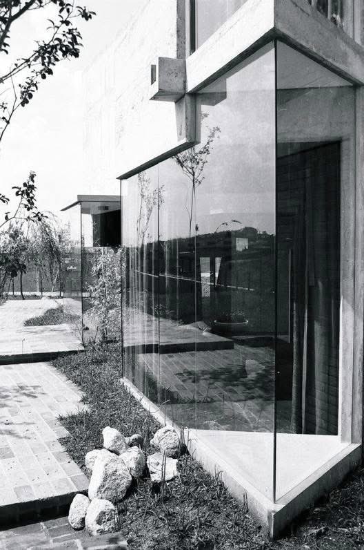 TRES60Blog's tweet image. Detalles de la Residencia Waldo Perseu Pereira, São Paulo, Brazil. Obra del arquitecto Joaquim Guedes proyectada en 1969.

Fotos de José Moscardi.

#ResidenciaWaldoPerseuPereira #JoaquimGuedes #JoseMoscardi #arquitectura #arquitecturamoderna