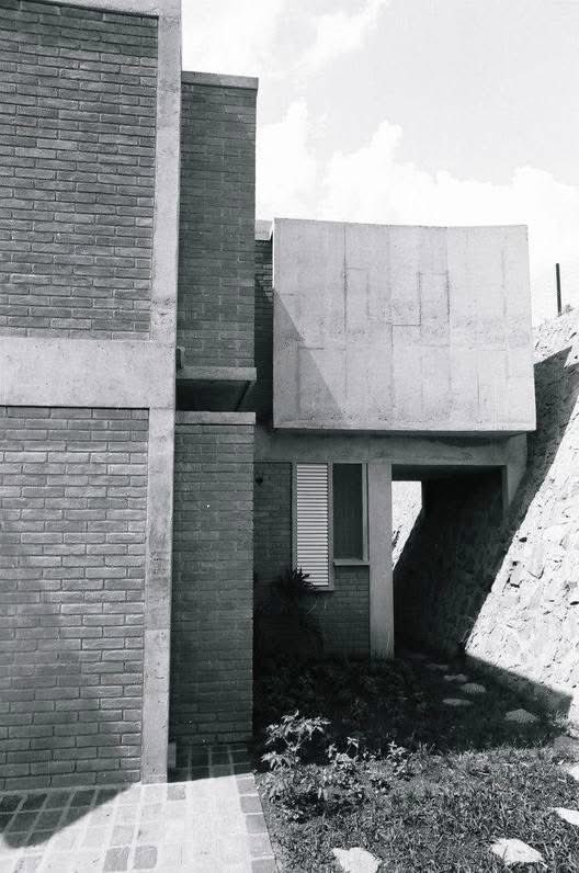 TRES60Blog's tweet image. Detalles de la Residencia Waldo Perseu Pereira, São Paulo, Brazil. Obra del arquitecto Joaquim Guedes proyectada en 1969.

Fotos de José Moscardi.

#ResidenciaWaldoPerseuPereira #JoaquimGuedes #JoseMoscardi #arquitectura #arquitecturamoderna