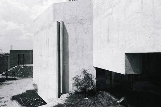 TRES60Blog's tweet image. Detalles de la Residencia Waldo Perseu Pereira, São Paulo, Brazil. Obra del arquitecto Joaquim Guedes proyectada en 1969.

Fotos de José Moscardi.

#ResidenciaWaldoPerseuPereira #JoaquimGuedes #JoseMoscardi #arquitectura #arquitecturamoderna