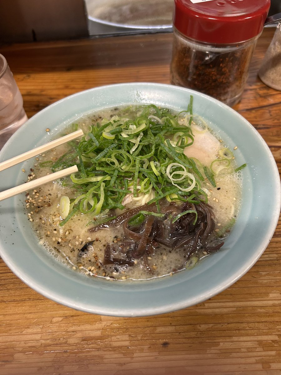 今日知り合った福岡B’zファンの方に紹介されて深夜2時に一杯
松本さんのサインも見れてラーメンも食えて大満足です！！
#Bz #FYOP #福岡
