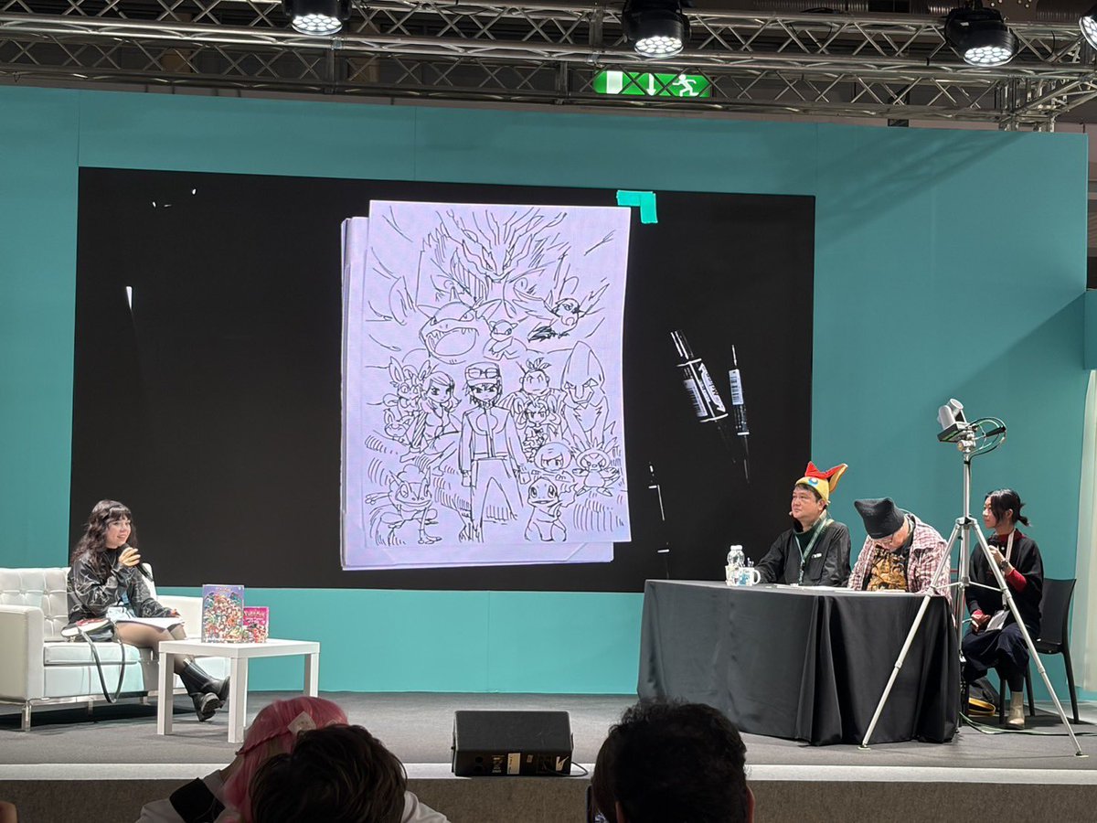 今日は、ライブドローイングがありました。
トークショーをしつつ絵を描く山本先生の手元をカメラで撮ってモニターに写してお客さんに見せています。